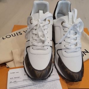 Louis Vuitton Run Way Sneaker in white size 36.5